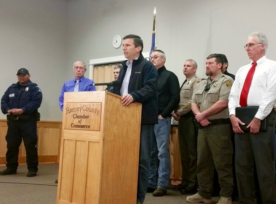 Four people remain at refuge in Oregon as FBI defends shooting