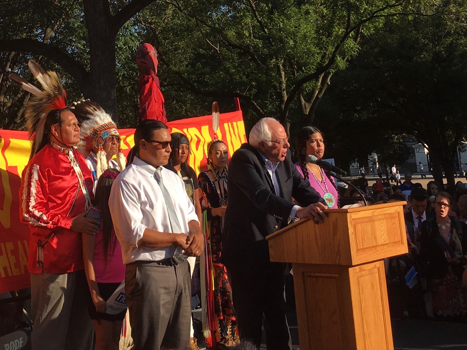 Hundreds rally at White House to block Dakota Access Pipeline